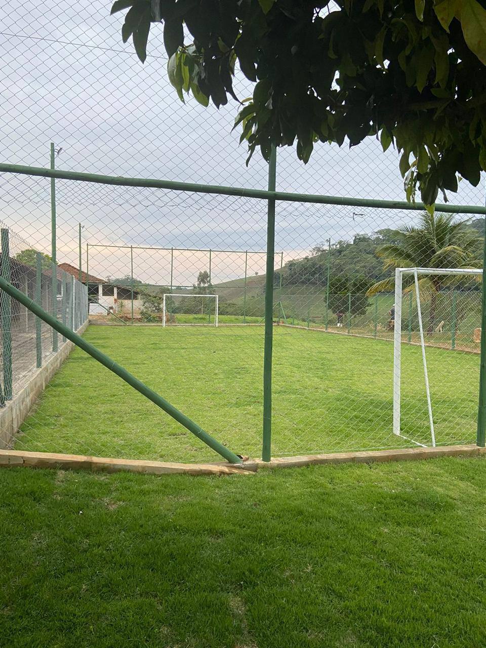 Área externa com mesa rústica